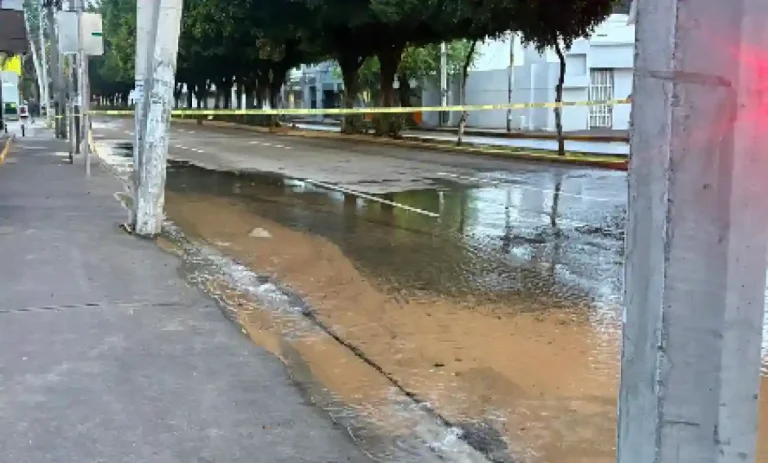 CEA controla fuga de agua en Avenida Corregidora Sur