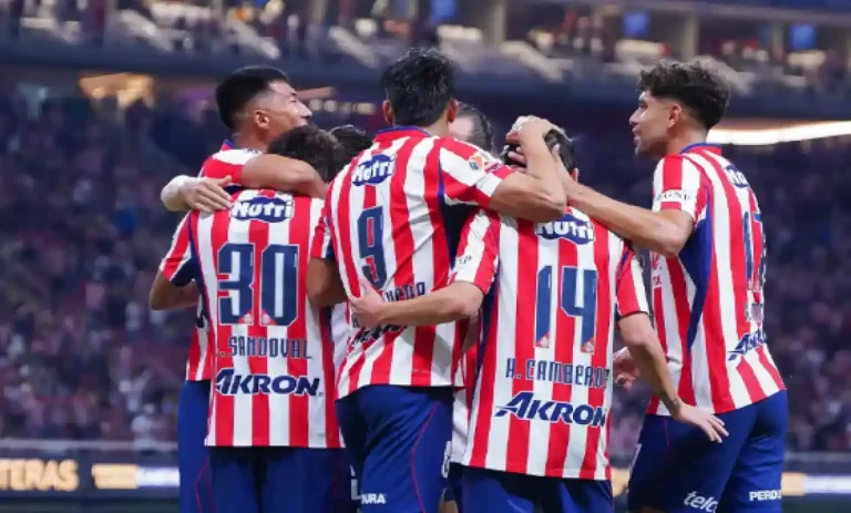 Chivas, nuevo líder del torneo tras vencer a Pumas