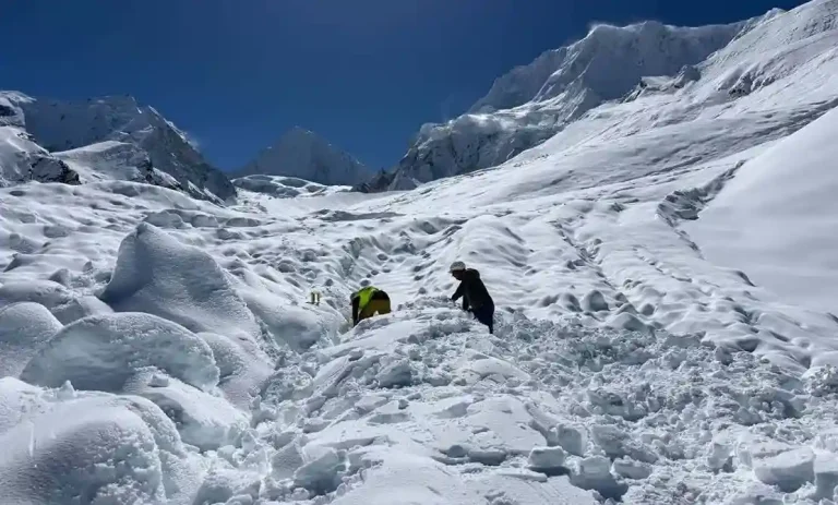 Deja avalancha 4 muertos y 12 desaparecidos en Nepal