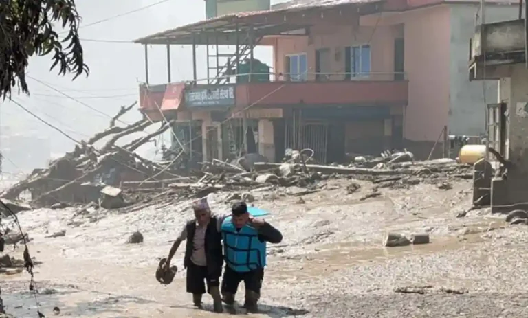 Superan los mil fallecidos por devastadoras inundaciones en Nepal