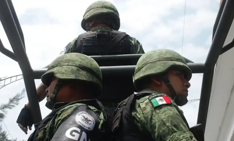 Atacan a policías de Mazatlán camino al aeropuerto