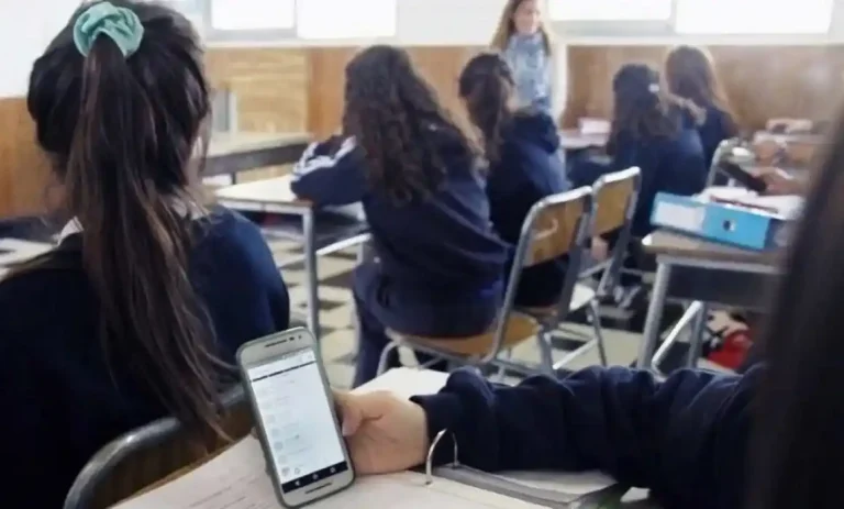 Afinan protocolo para aplicar restricción de celulares